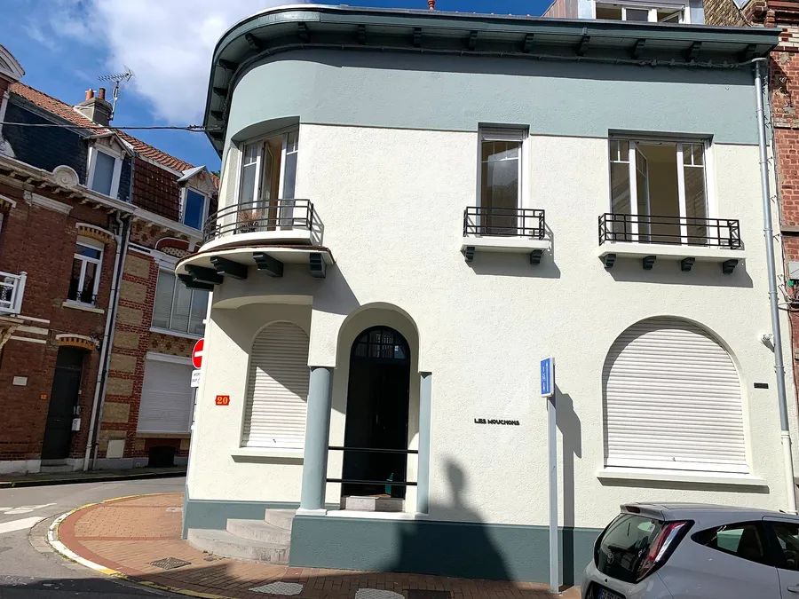 Maison de ville claire avec ses fenêtres et ses volets roulants